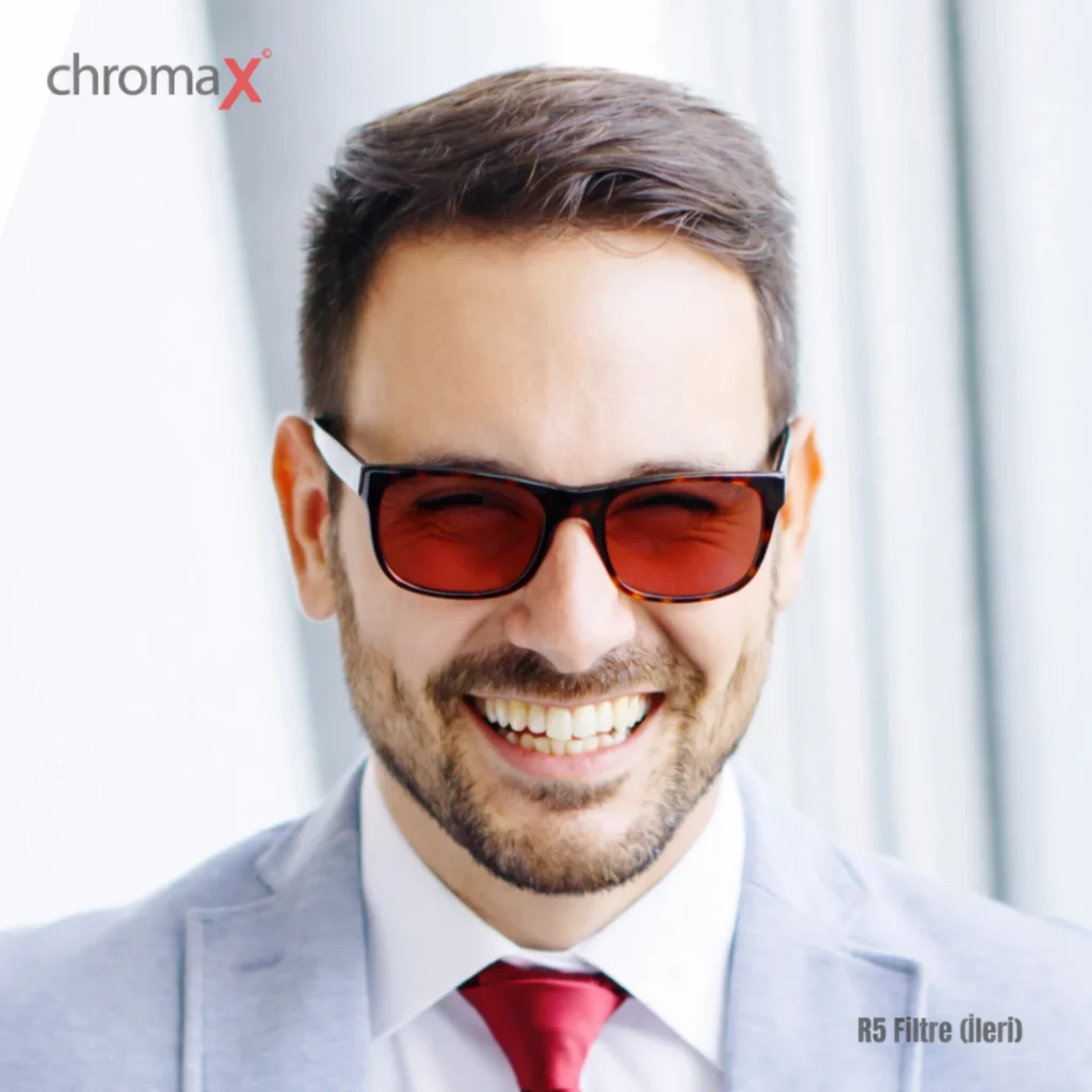 R5 filtreli Chromax renk körlüğü gözlüğü kullanan, ileri seviye deuteranomaly ve protanomaly için tasarlanmış kırmızı tonlu cam örneği